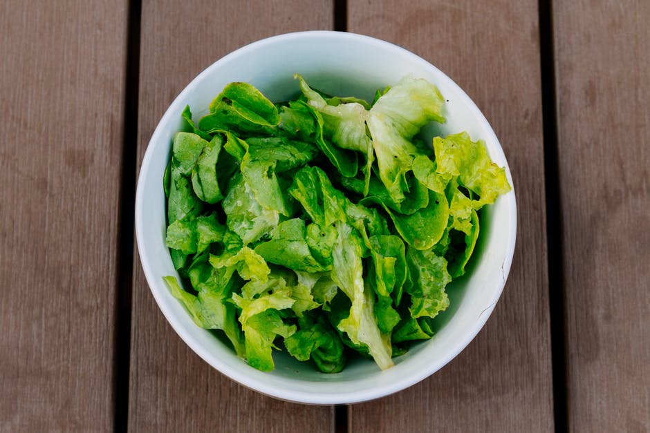 How do you know when Romaine Lettuce is ready to be picked? As it grows into a tight head out of the composted soil, Crisp romaine lettuce offers lush foliage. The crop needs to be removed from the garden before it matures because it can die off within the soil.