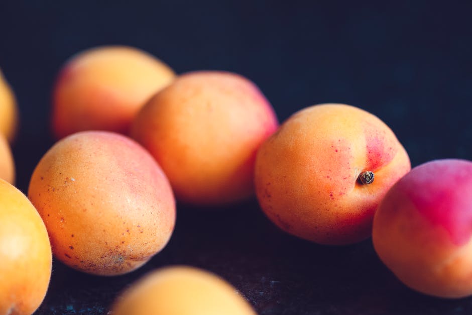 The right method for cutting open a peach could not be simpler. The method to pit peaches is very simple and easy to understand. If you don't know how to open a peach, it could be very difficult.